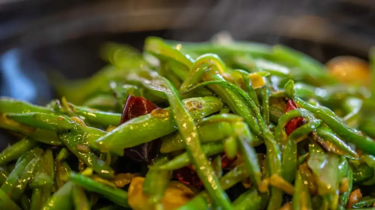 Haricots verts sautés avec des piments rouges, une recette simple et savoureuse.