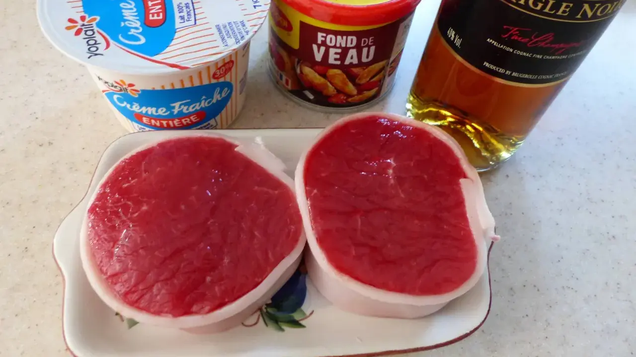 Tournedos de bœuf prêts à être cuisinés. Quelle sauce pour accompagner un tournedos de boeuf ? Crème fraîche, fond de veau et cognac sont là pour vous aider.