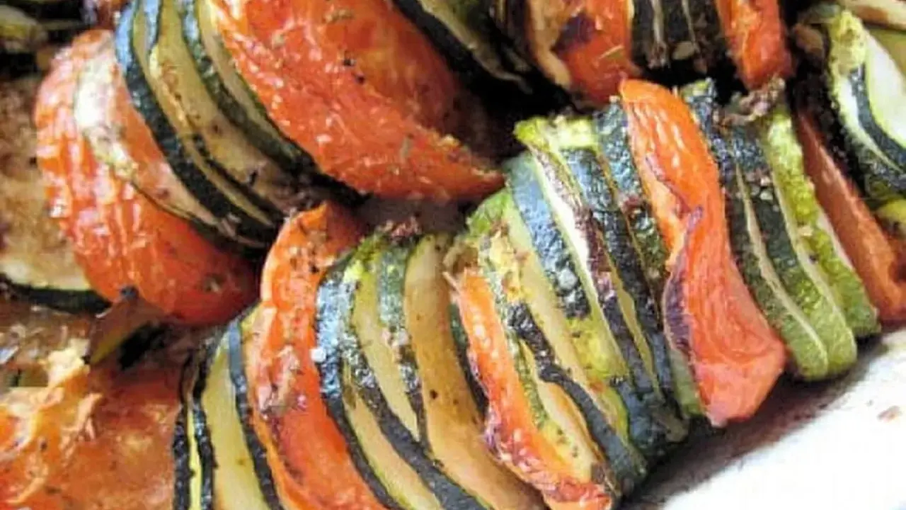 Un délicieux tian de légumes, avec des rondelles de courgettes et de tomates cuites à la perfection.
