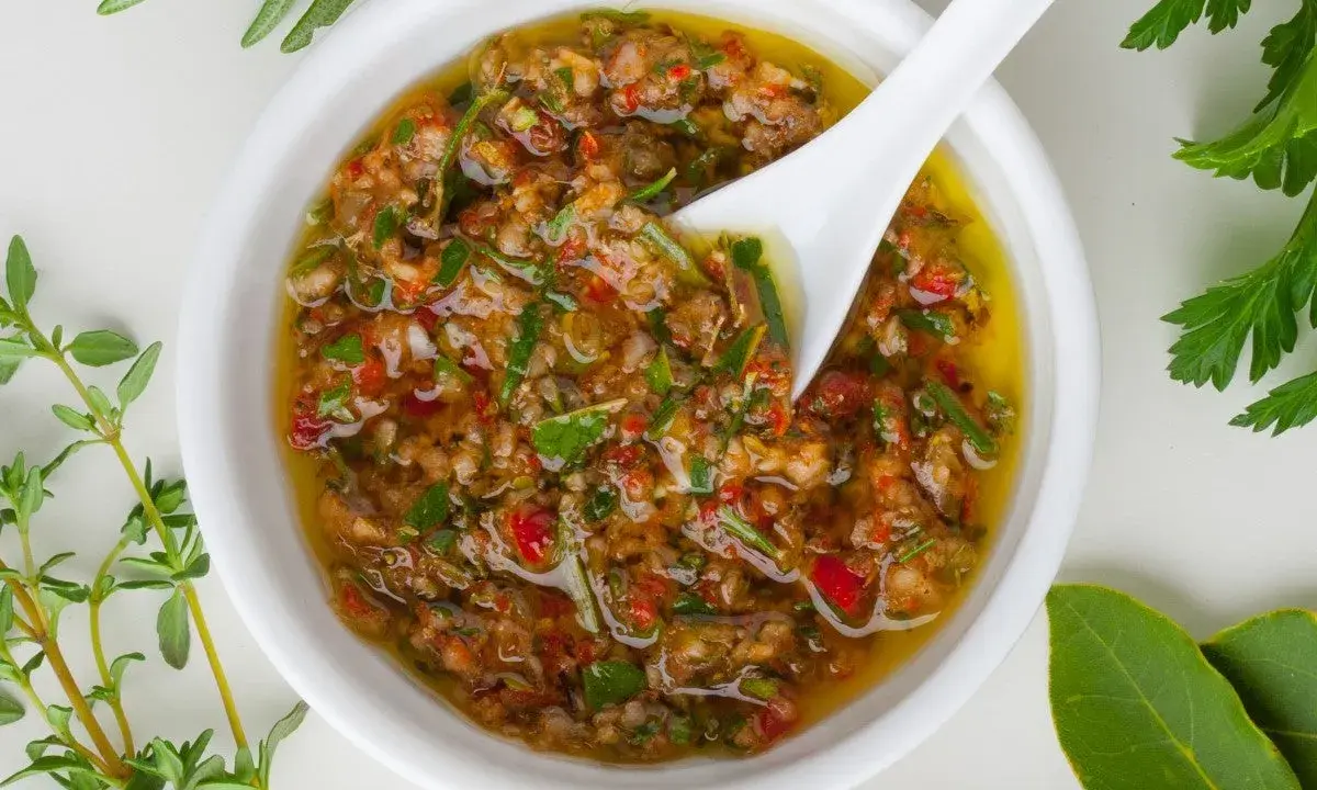 Sauce chien, une préparation vibrante aux herbes fraîches et piments, prête à relever vos plats.