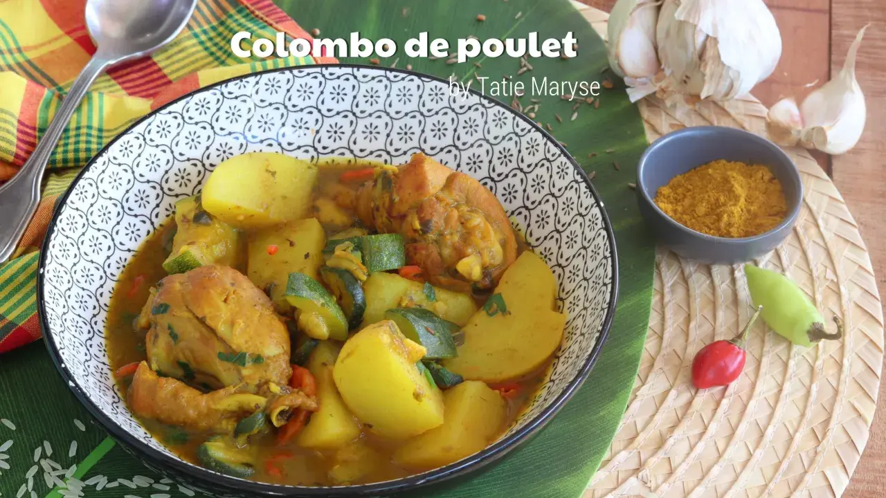 Un plat de colombo de poulet savoureux, avec des pommes de terre, des courgettes et des épices, prêt à être dégusté.