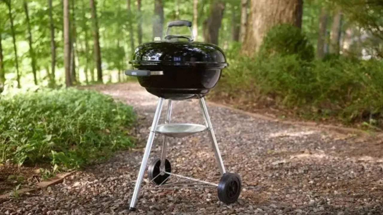 Barbecue Weber noir, prêt pour un repas en plein air. L'origine des bons moments.