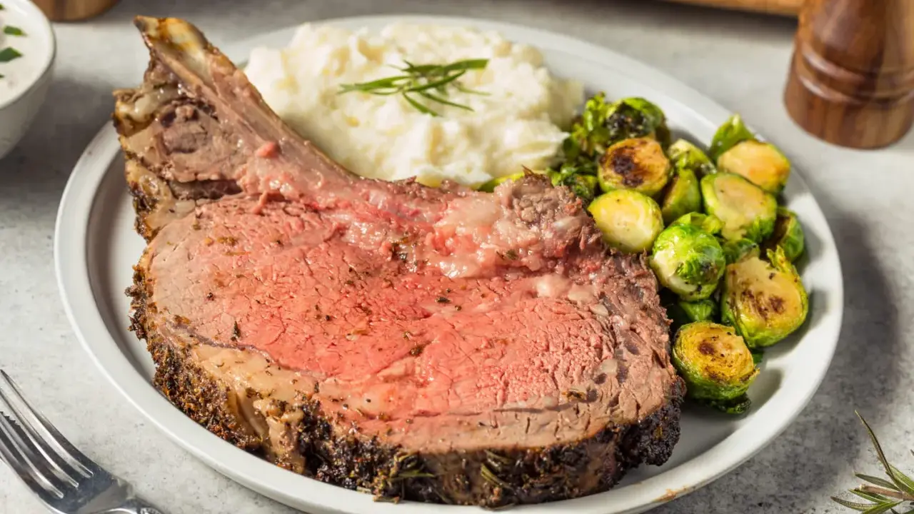 Un généreux morceau de bœuf barbecue, tendre et juteux, servi avec une purée crémeuse et des choux de Bruxelles rôtis. Un délice !