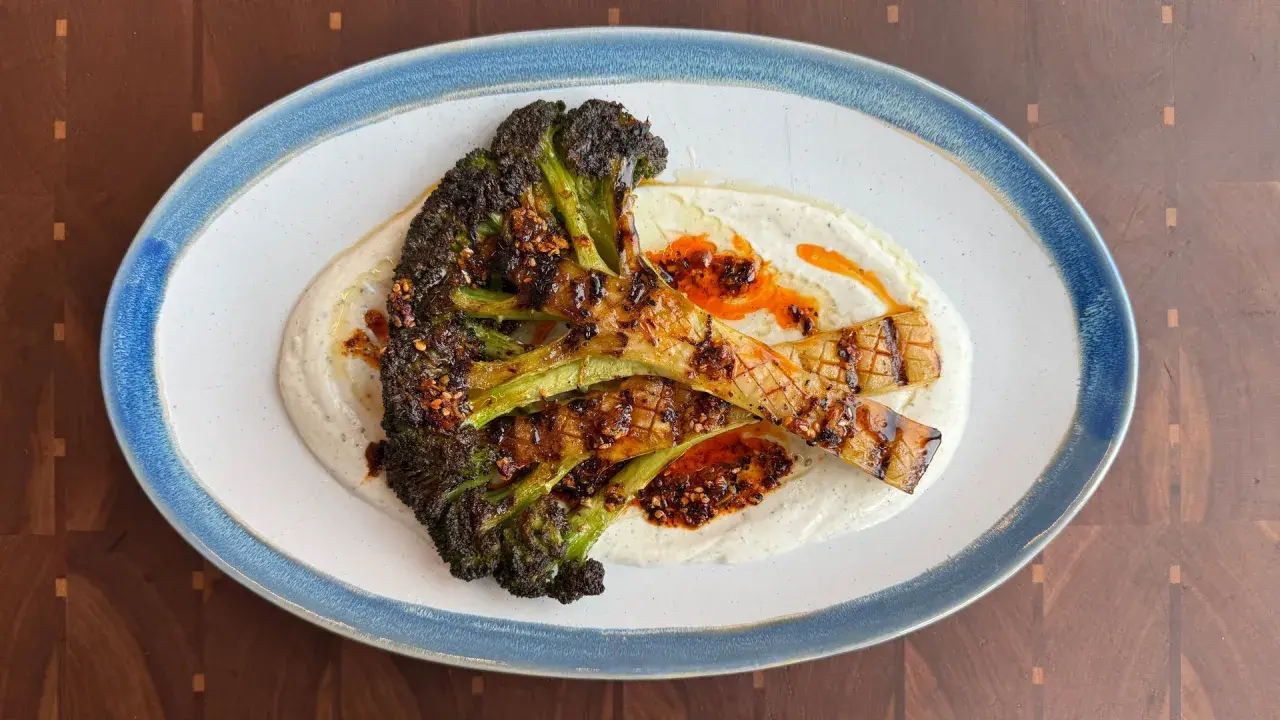 Brocolis grillés, nappés d'une sauce crémeuse et d'une touche épicée. Une recette brocolis qui éveille les papilles.