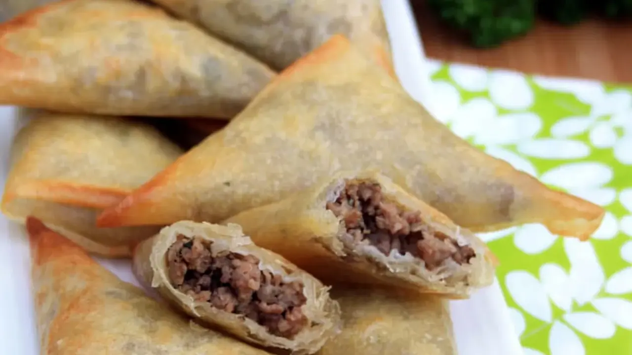 Pile de samoussas au bœuf dorés et croustillants, un délice à savourer.