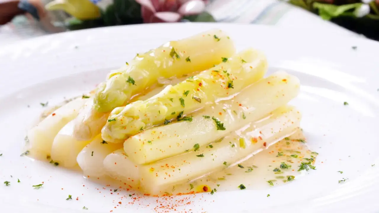 Asperges blanches tendres nappées d'une sauce légère, parsemées d'herbes et d'une touche de paprika. Un délice de mousseline asperge.