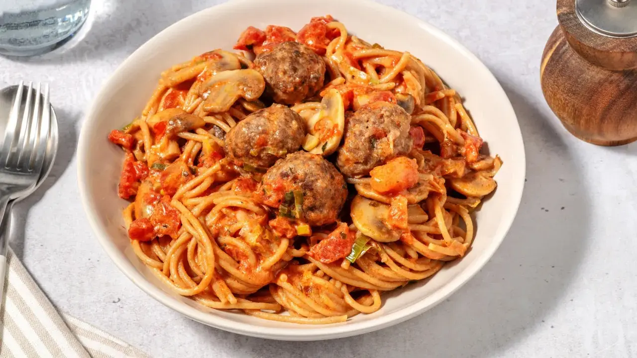 Spaghetti avec boulettes de viande et champignons, nappés d'une sauce tomate savoureuse. Quelle viande avec sauce tomate !