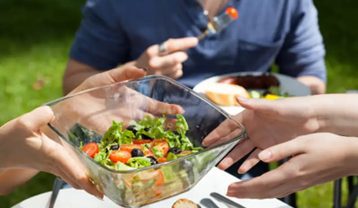 Salade fraîche, un accompagnement barbecue parfait, servie dans un plat en verre.
