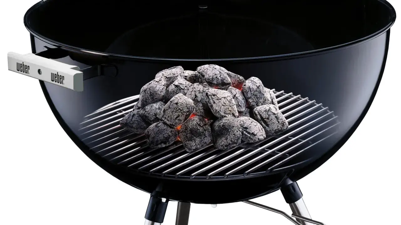 Grille foyère barbecue Weber avec charbon ardent. Elle sert à cuire vos aliments à la perfection.