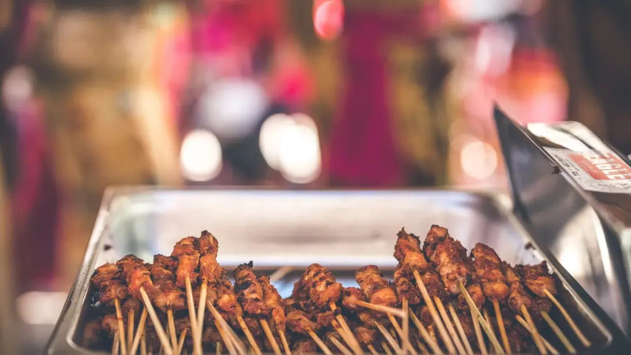 Brochettes de poulet grillé, parfaites pour un barbecue pour 20 personnes.