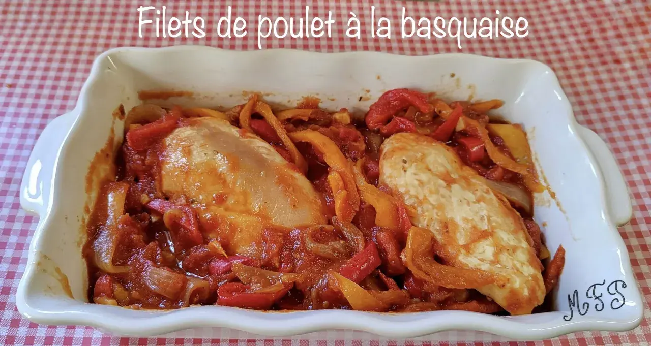 Filets de poulet à la basquaise, un plat savoureux préparé au Cookeo, avec des poivrons et une sauce tomate onctueuse.