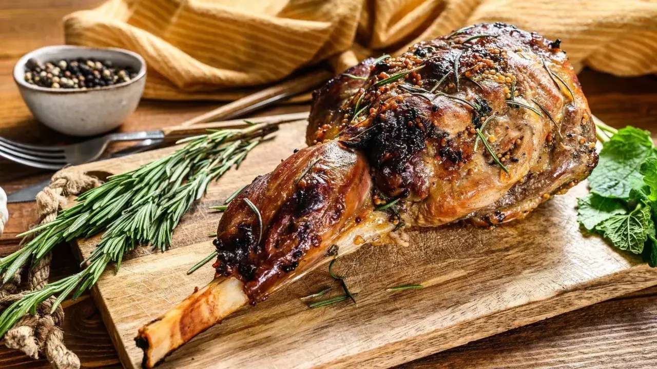 Gigot d'agneau rôti, prêt à être dégusté. Une recette parfaite pour un repas savoureux, avec des herbes et des épices.