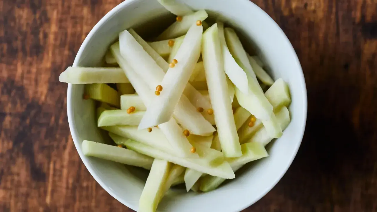 Bâtonnets de chou-rave prêts pour une recette croquante et savoureuse.