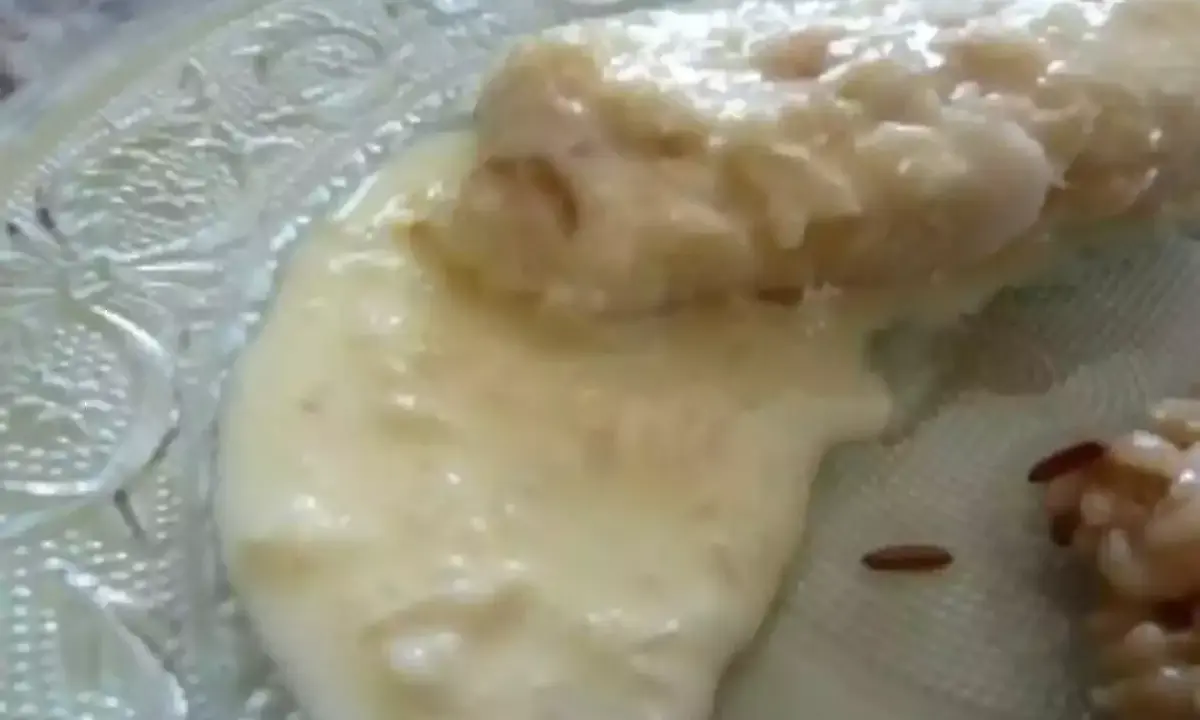 Un plat de poisson nappé d'une sauce onctueuse, parfaite pour une recette beurre blanc. Le riz brun complète ce délice.
