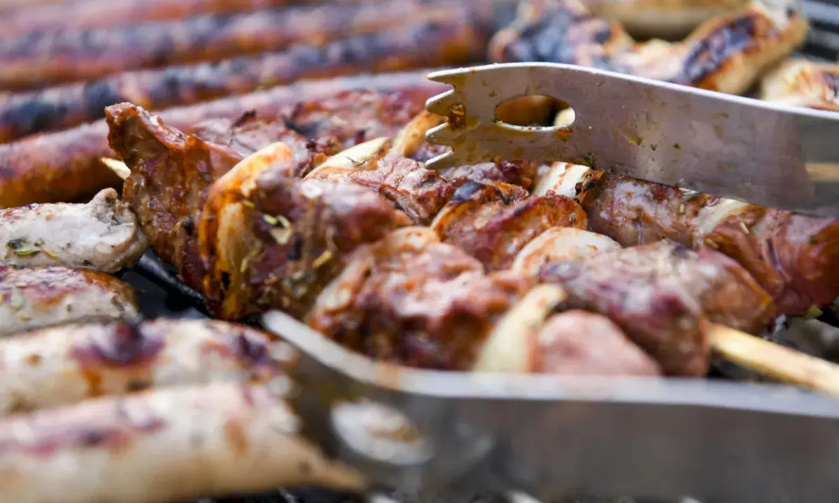 Brochettes de merlu au barbecue, savoureuses et grillées à la perfection, prêtes à être dégustées.