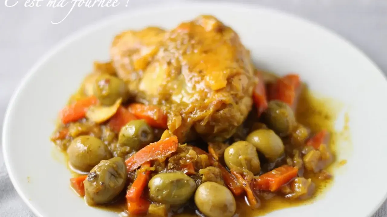 Un plat de poulet aux olives, carottes et citron confit, mijoté dans une sauce dorée. Un délice fait maison.