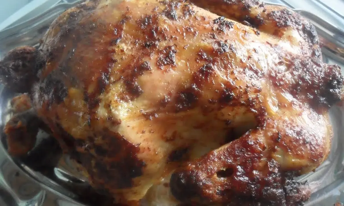 Un appétissant poulet rôti farci, doré et croustillant, prêt à être dégusté.