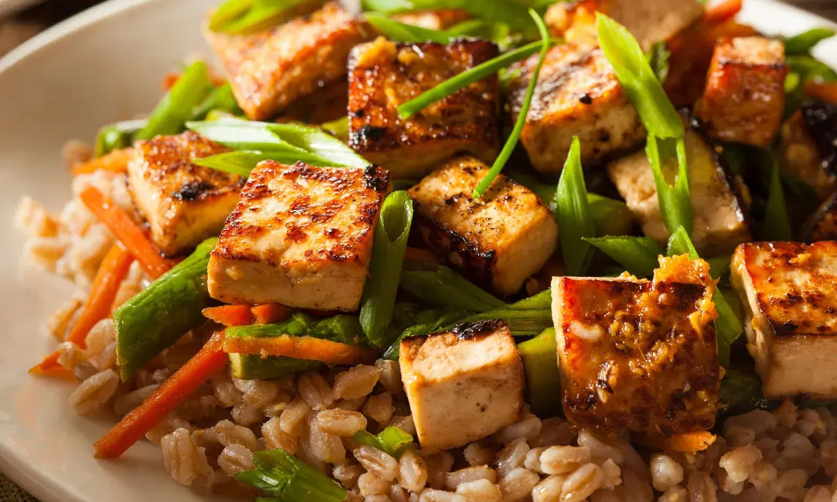Délicieux tofu grillé avec des légumes croquants et du riz complet. Une recette tofu parfaite pour un repas sain et savoureux.