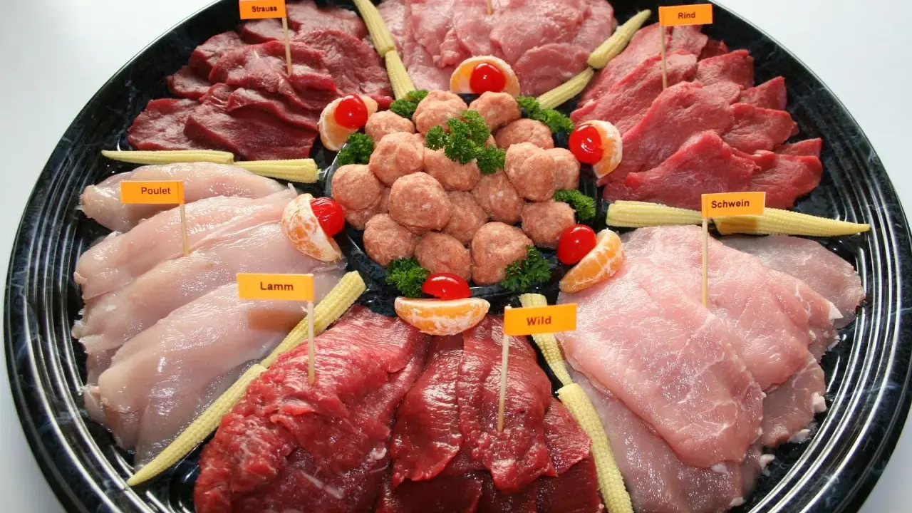 Plateau de viandes variées pour fondue, évoquant la fondue bourguignonne et son origine. On y trouve bœuf, poulet, agneau, porc, veau et gibier.
