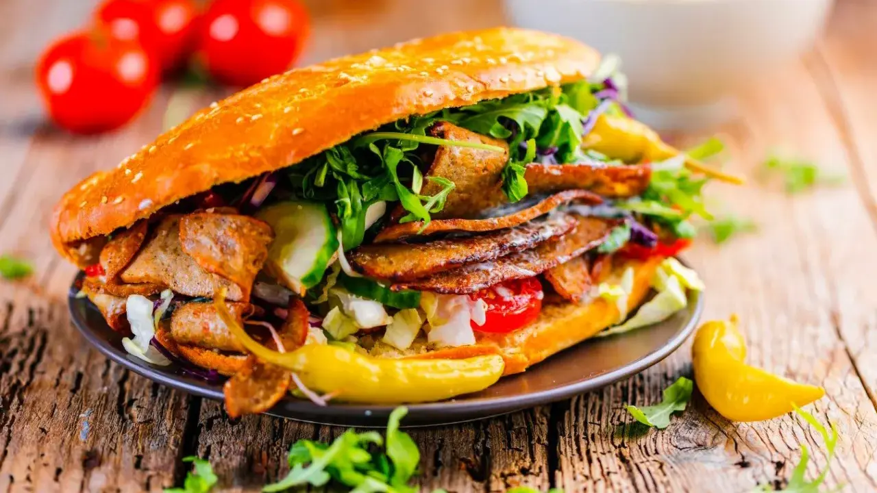Un généreux kebab garni de viande, légumes frais et le meilleur combo sauce kebab. Un délice !