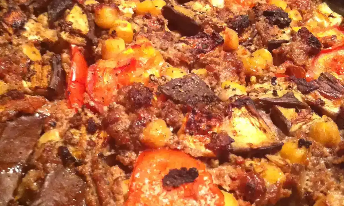 Un plat généreux de moussaka rapide, avec des aubergines grillées, des tomates juteuses et une garniture savoureuse.