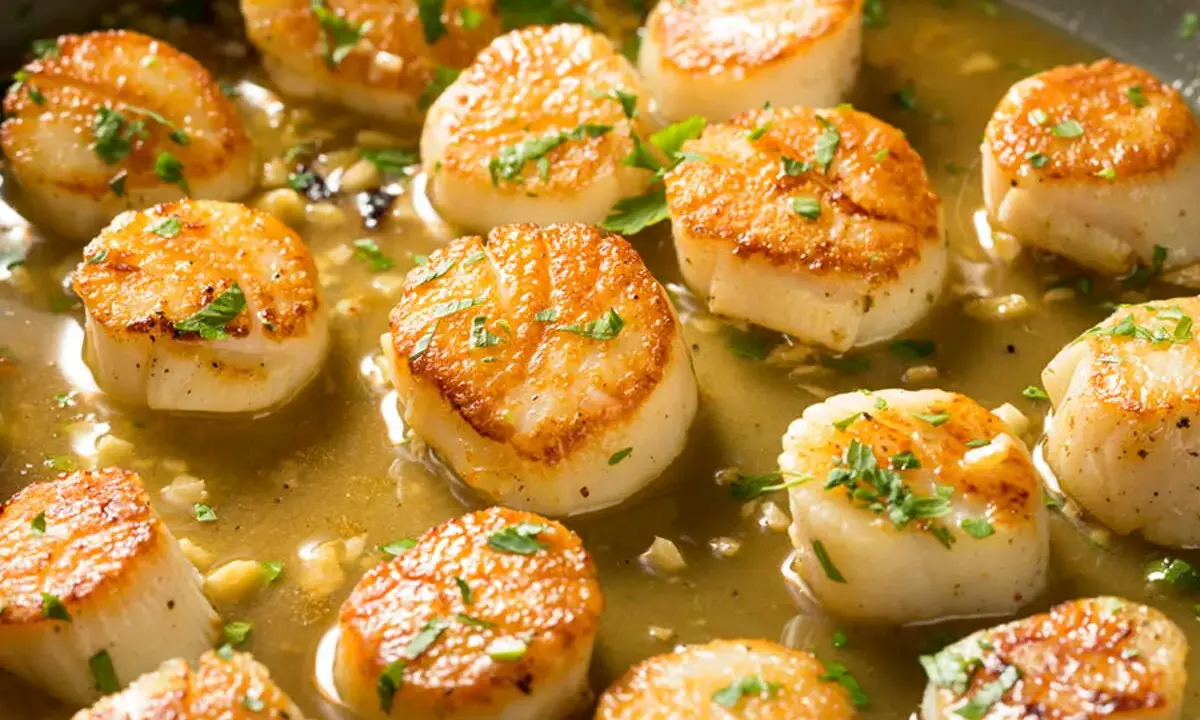 Saint-jacques dorées dans une sauce savoureuse, parfaites pour un temps de cuisson au barbecue rapide et délicieux.