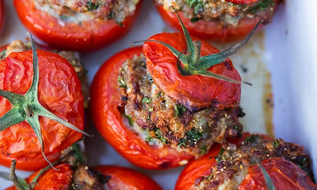 Tomates farcies au four, un plat savoureux. Quel accompagnement avec des tomates farcies ? Une salade fraîche ou du riz basmati.