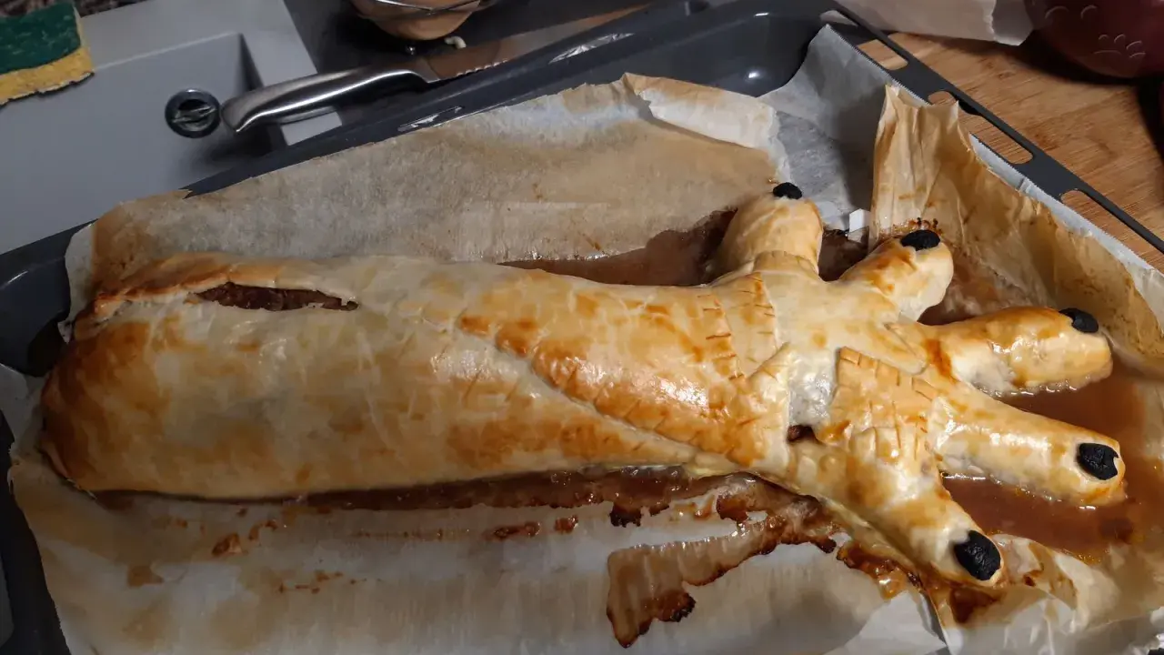 Un plat d'Halloween effrayant : une main de viande en croûte dorée, prête à saisir les gourmands.