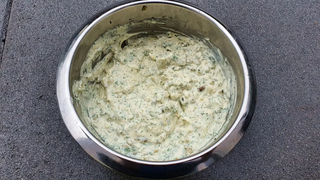 Sauce tartare crémeuse et généreuse, pleine d'herbes fraîches et de morceaux croquants, prête à accompagner vos plats.