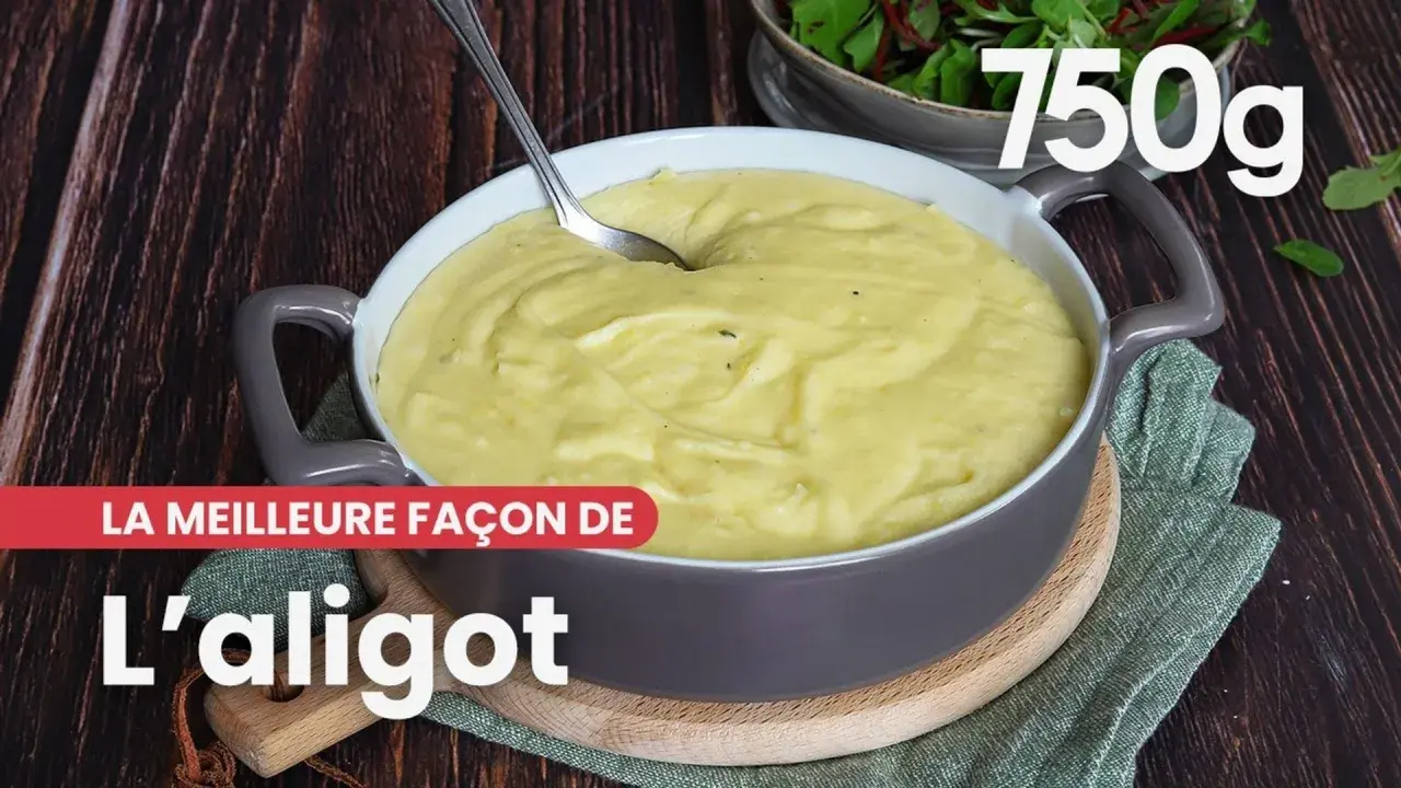 Un plat d'aligot crémeux et onctueux, prêt à être dégusté. La meilleure recette pour un aligot parfait.
