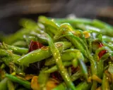 Haricots verts sautés avec des piments rouges, une recette simple et savoureuse.
