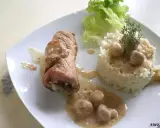 Délicieuse roulade de porc en sauce crémeuse, accompagnée d'une timbale de riz et d'une feuille de laitue.