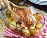 Poulet rôti doré avec pommes de terre dans un plat en verre. Une belle idée pour vos recettes avec poulet.