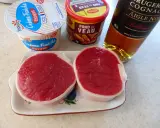 Tournedos de bœuf prêts à être cuisinés. Quelle sauce pour accompagner un tournedos de boeuf ? Crème fraîche, fond de veau et cognac sont là pour vous aider.