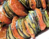Un délicieux tian de légumes, avec des rondelles de courgettes et de tomates cuites à la perfection.