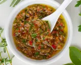 Sauce chien, une préparation vibrante aux herbes fraîches et piments, prête à relever vos plats.
