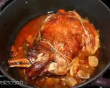 Gigot ou épaule d'agneau de 7 heures, doré et mijotant dans sa sauce avec des oignons et des carottes. Un délice !