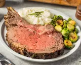 Un généreux morceau de bœuf barbecue, tendre et juteux, servi avec une purée crémeuse et des choux de Bruxelles rôtis. Un délice !