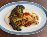Brocolis grillés, nappés d'une sauce crémeuse et d'une touche épicée. Une recette brocolis qui éveille les papilles.