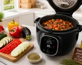 Ratatouille provençale prête en 20 minutes dans le Cookeo, avec des légumes frais coupés à côté.