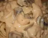 Spaghetti crémeux avec des morceaux de poulet et des champignons, le tout nappé d'une onctueuse sauce béchamel. Un plat réconfortant.