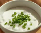 Sauce fromage blanc ciboulette, une touche de fraîcheur verte sur une base crémeuse, prête à sublimer vos plats.