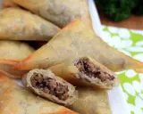 Pile de samoussas au bœuf dorés et croustillants, un délice à savourer.