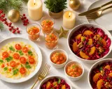 Une **plancha de Noël** festive avec carpaccio de Saint-Jacques, tartare de saumon et salades colorées. Bougies et décorations de fête.