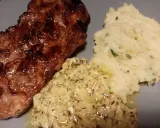 Steak grillé servi avec purée de pommes de terre et une onctueuse sauce à l'estragon pour viande.