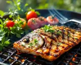 Maquereau grillé sur barbecue Weber, avec tomates et persil. Le temps de cuisson parfait pour un poisson savoureux.