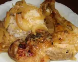 Un plat de poulet yassa savoureux avec du riz blanc et des oignons caramélisés.