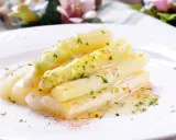 Asperges blanches tendres nappées d'une sauce légère, parsemées d'herbes et d'une touche de paprika. Un délice de mousseline asperge.