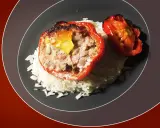 Poivrons rouges farcis à la viande hachée, servis sur un lit de riz blanc. Une recette savoureuse pour savoir quelle viande pour tomates farcies.