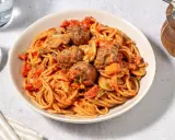 Spaghetti avec boulettes de viande et champignons, nappés d'une sauce tomate savoureuse. Quelle viande avec sauce tomate !